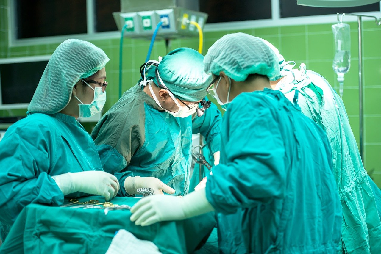 אישה בת 75 שהגיעה לבית החולים לטובת ניתוח בעפעפיים נפגעה כתוצאה מרשלנות רפואית